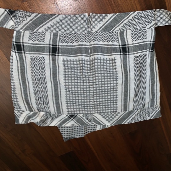 Guess Skirt with wrap sides - Picture 2 of 2